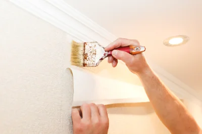 Pose de papier peint à Roussas — revêtements muraux et toiles de verre